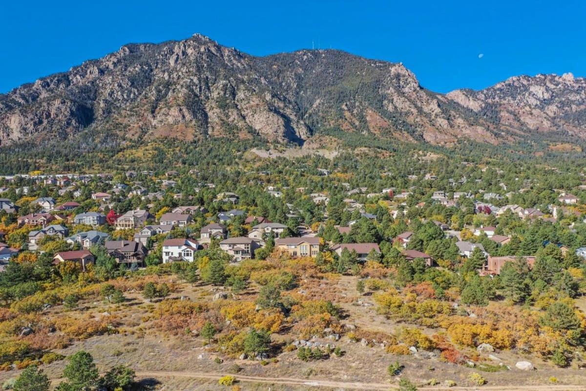 Space Command A Plus Views Bbq Games Prime Location Villa Colorado Springs Exterior photo