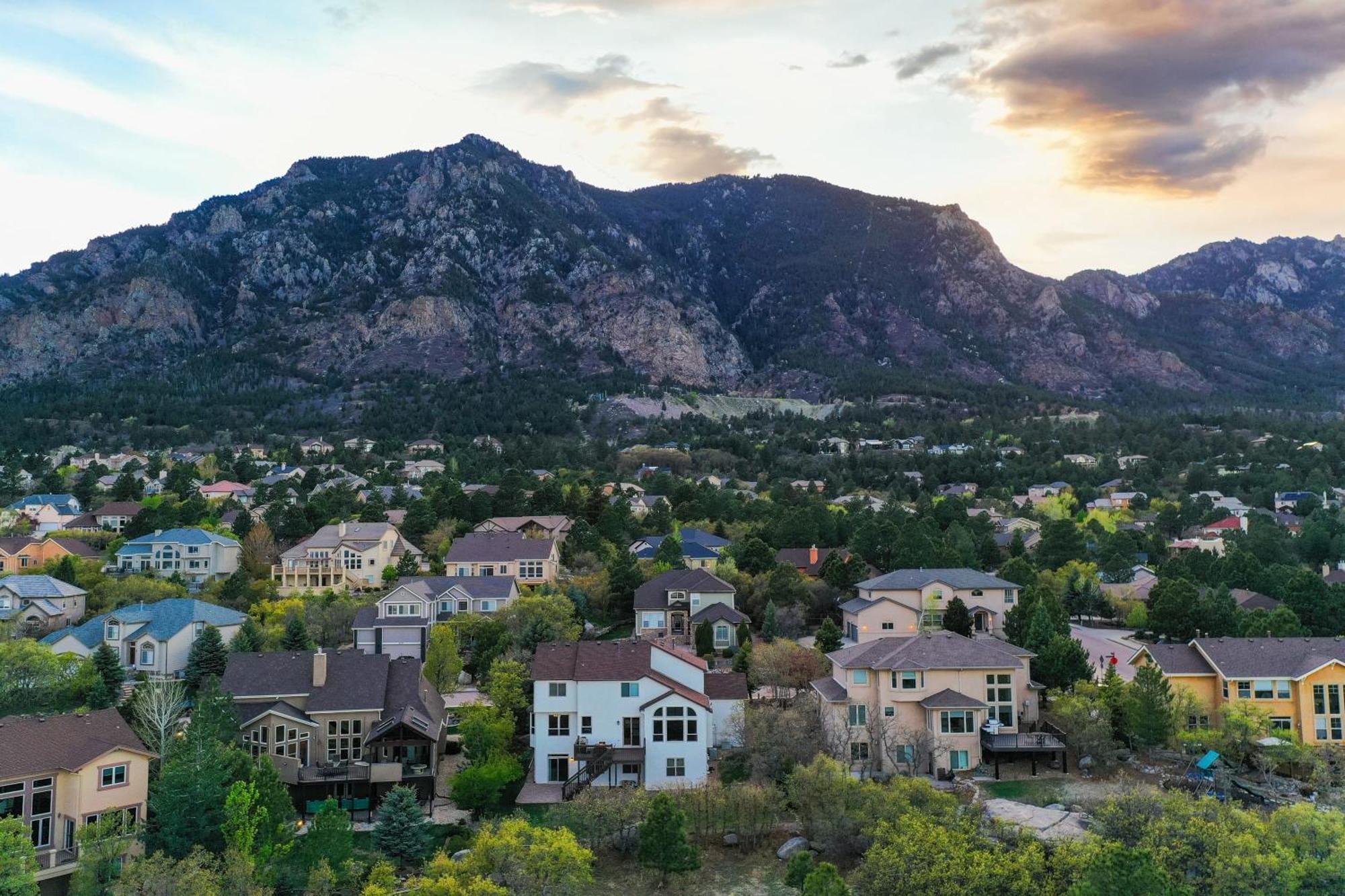 Space Command A Plus Views Bbq Games Prime Location Villa Colorado Springs Exterior photo